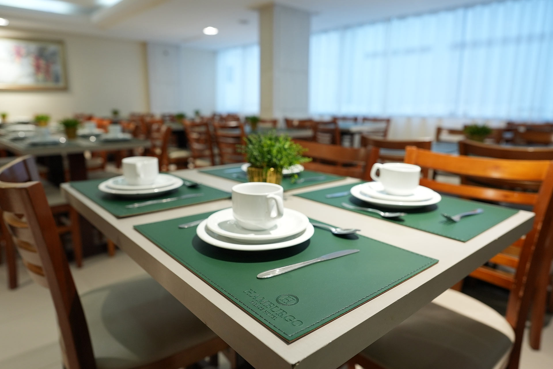 Mesa do café da manhã com variedade de alimentos